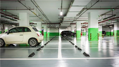 Que fatores devem ser considerados na instalação de sistemas de estacionamento inteligentes em gr...